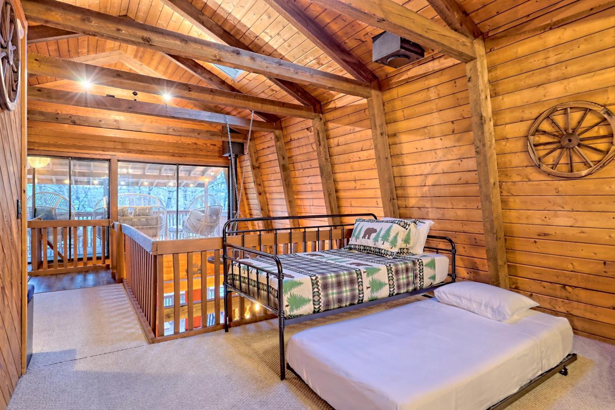Near Downtown Helen - Hottub, Sauna, Game Room, Fire Pit エクステリア 写真