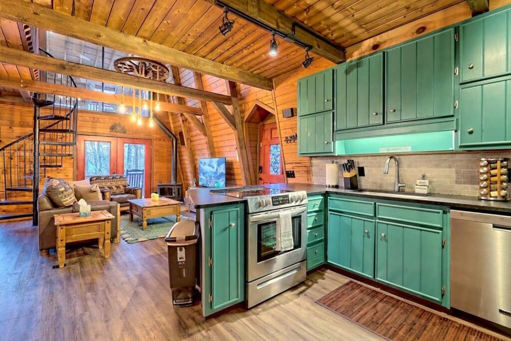 Near Downtown Helen - Hottub, Sauna, Game Room, Fire Pit エクステリア 写真